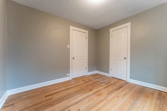 Building Photo - 3908 W Montrose Ave