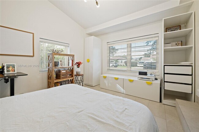 Building Photo - 4420 SW 14th St