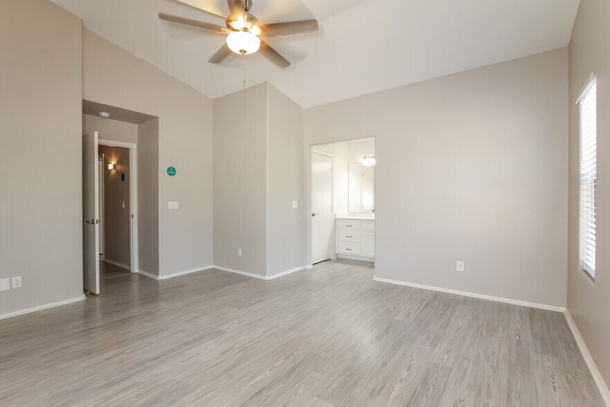 Building Photo - 2036 E Danbury Rd