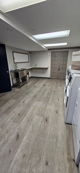 Building Photo - 429 W Wellington Ave