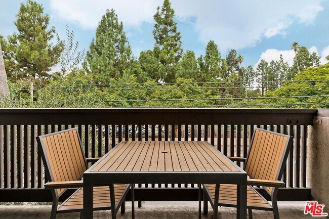 Building Photo - 809 S Bundy Dr