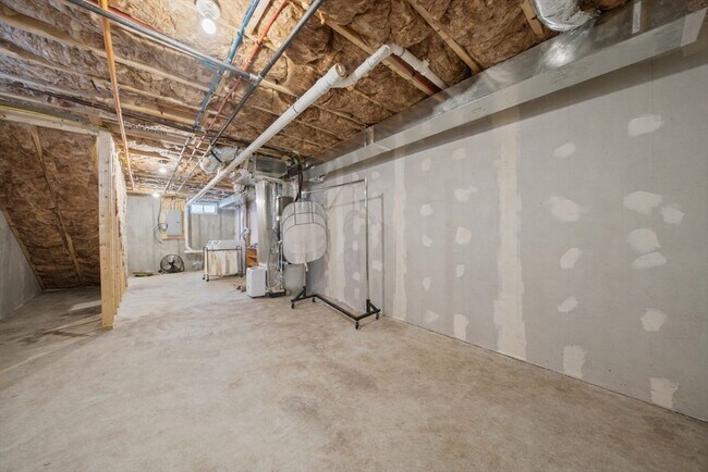 Building Photo - 285 Lake St