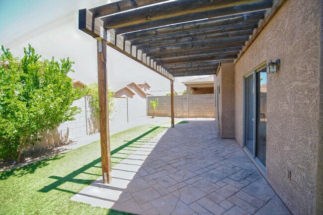 Building Photo - 512 E Rainbow Dr