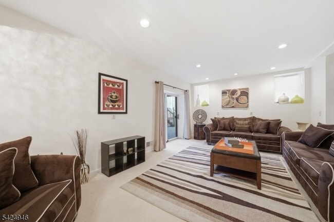 Building Photo - 11 Rosewood Ln