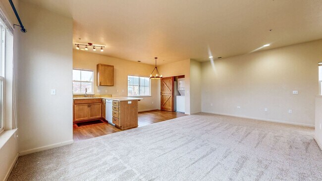 Building Photo - 2421 N Village Dr