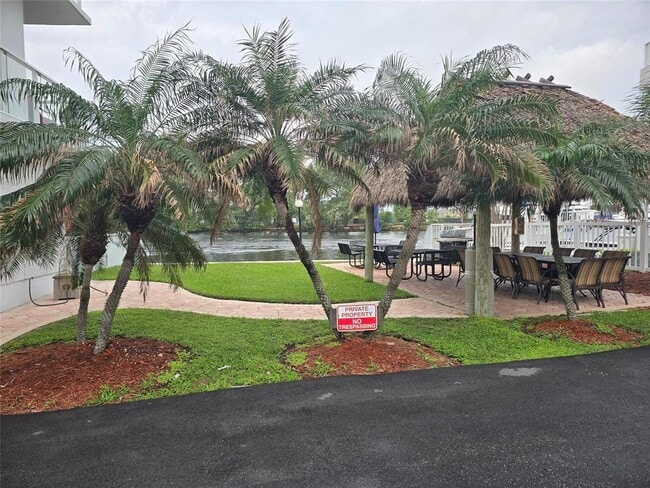 Building Photo - 1401 N Riverside Dr