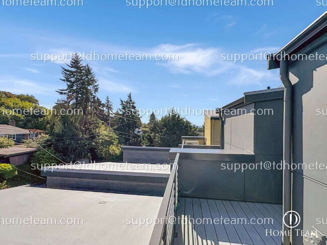 Building Photo - 3015 30th Ave W
