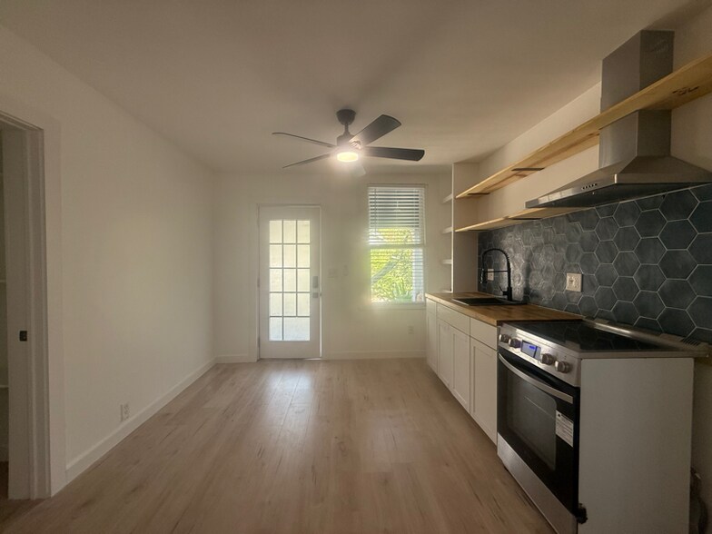 Building Photo - 1601 E 13th St