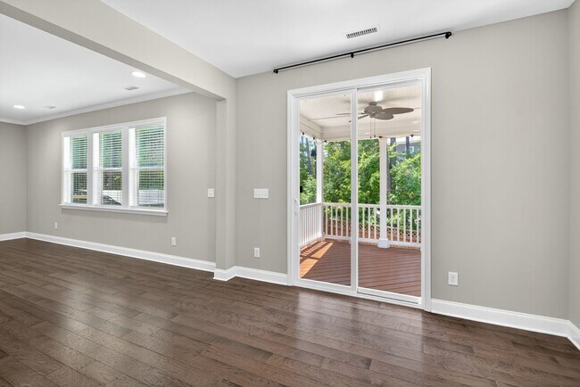 Building Photo - “5-Bedroom Home with Bonus Room & Resort-S...