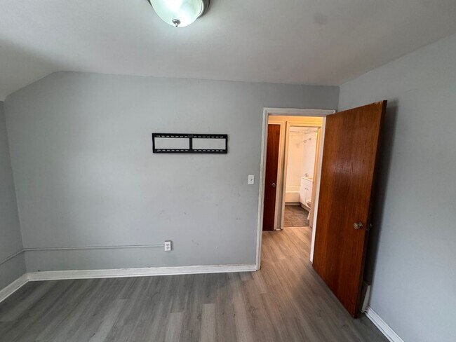 Building Photo - Charming 3-Bedroom Property in Prime Location