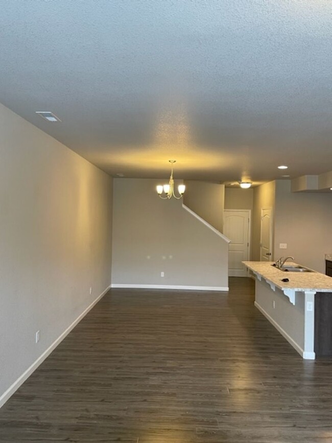 Building Photo - Beautiful 3BD/2.5BA Townhome in The Vistas...