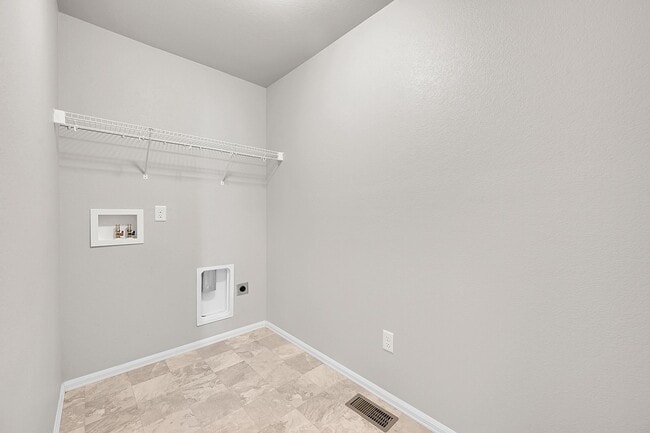 Building Photo - 3 bed 3 bath townhome in gated community w...