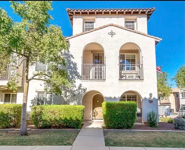 Exquisite corner lot in Cooley Station North! 3651 E Edna Dr Gilbert