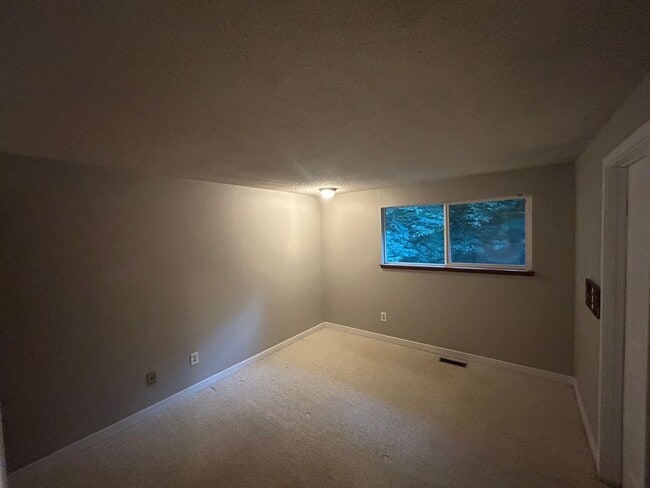Building Photo - 5 bed, 2 bath Covington Home w/2-car garag...