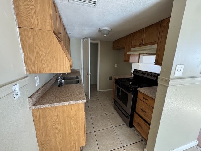 Building Photo - Remodeled Townhome in West Phoenix
