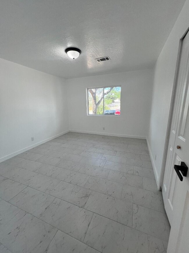 Building Photo - 11216 Baja Dr NE