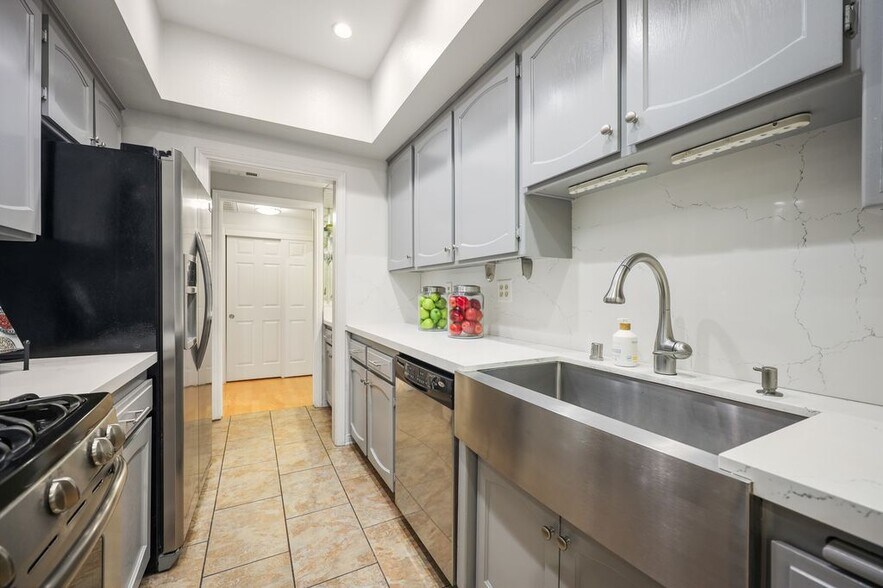 Building Photo - 11737 Darlington Ave