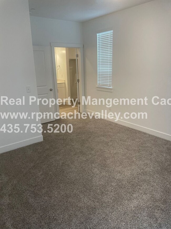 Building Photo - 472 W 40 S