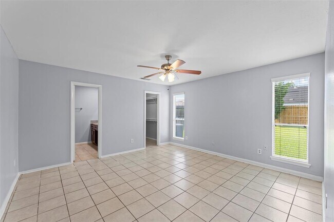 Building Photo - 11111 Midhurst Dr