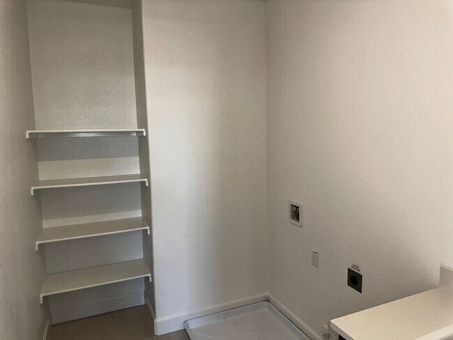 Building Photo - Beautiful 4 bedroom new home in Sierra wes...