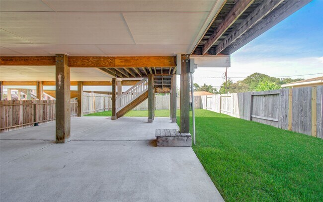 Building Photo - 1705 Bayway Dr