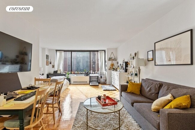 Building Photo - 215 W 95th St