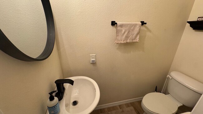 Building Photo - Unfurnished Annual Rental Available 1/1/26