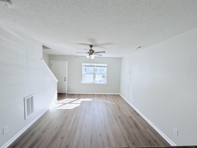 Building Photo - 1007 Banister Loop