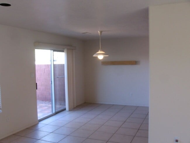 Building Photo - Nice townhome conviently located in NE off...