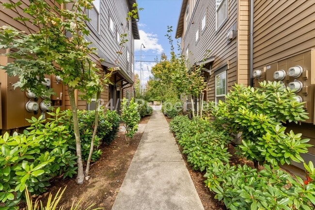 Building Photo - *MOVE-IN SPECIAL!* 3 BD I 2.5 BA Beaverton Townhome