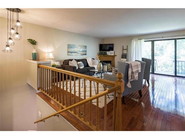 Building Photo - 334 W 5th St