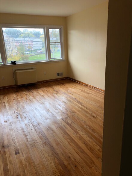 living room - 22 Boyle Plz