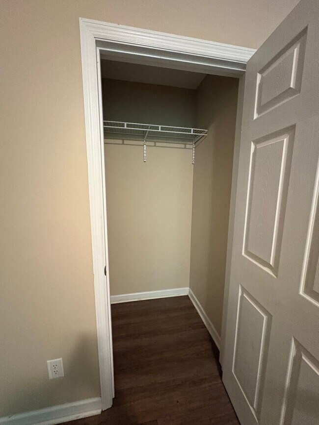 Building Photo - 2 bedroom 1 Bath Apartment