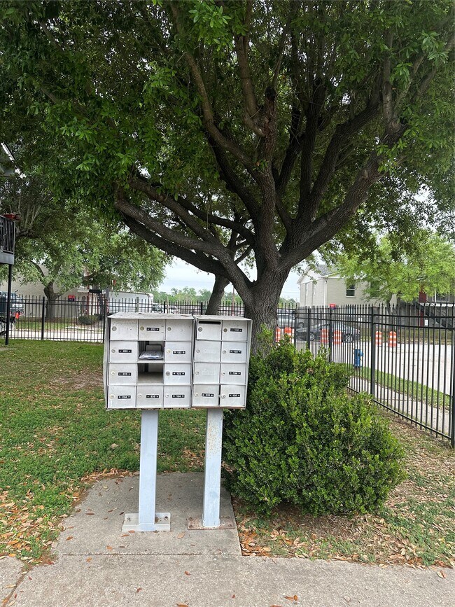 Building Photo - 7201 Hallshire Dr