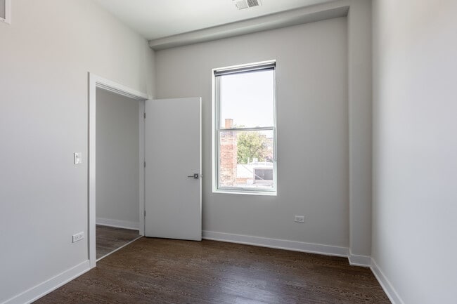 Building Photo - 2247 W Lawrence Ave