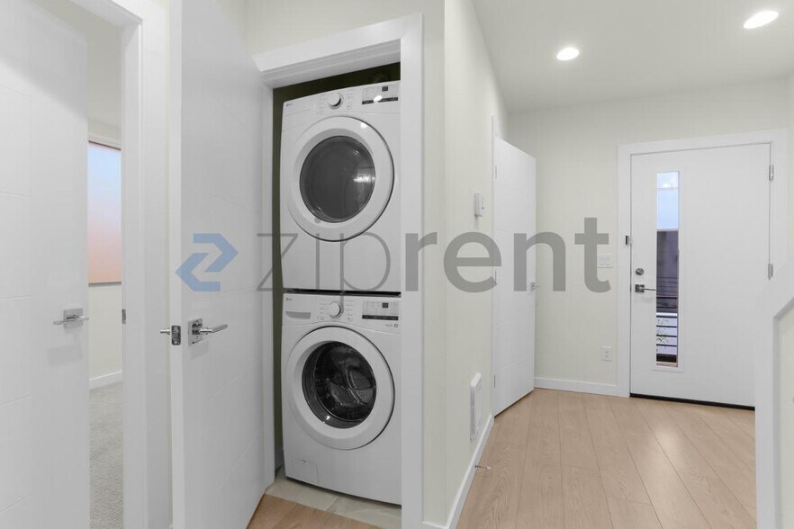 Building Photo - Unit B