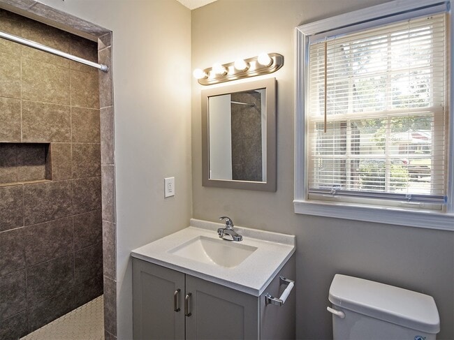 Building Photo - Charming home in north Memphis