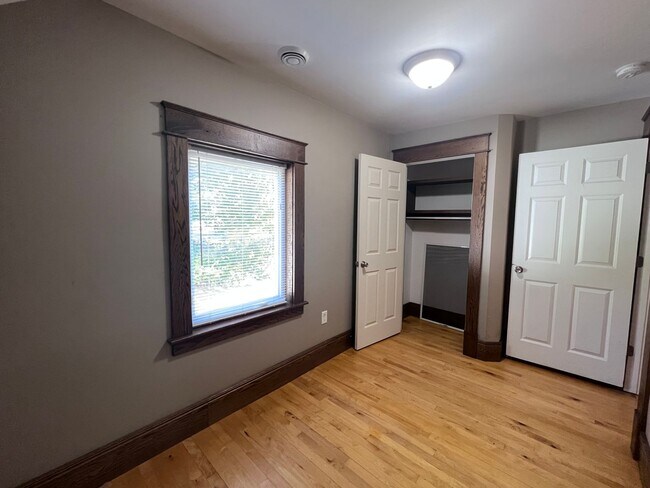 Building Photo - Three Bedroom Single Family Home - Close to everything!