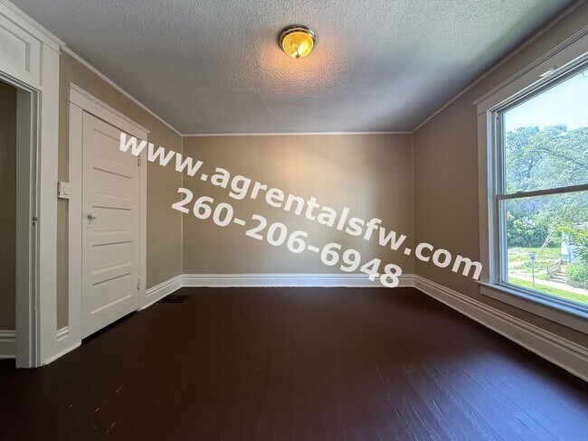 Building Photo - 2411 Fox Ave