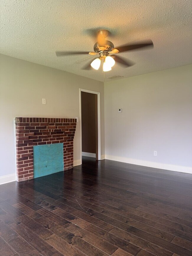 Building Photo - 3 bedroom Home- SECTION 8 ACCEPTED