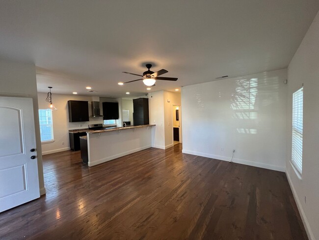 Building Photo - 3 Bed / 2 Bath | North Oak Park Home Avail...