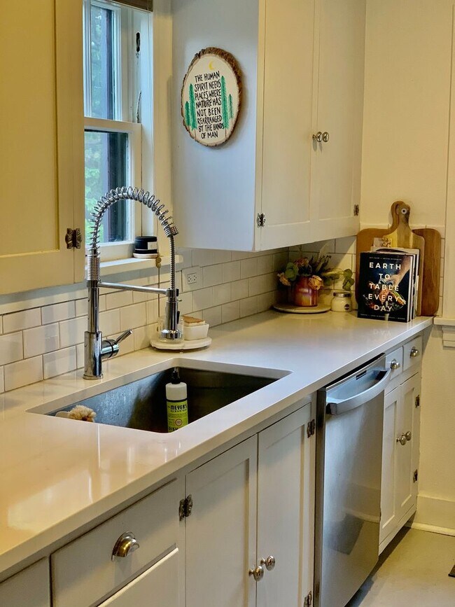 Building Photo - Charming 3 Bed, 2 Bath Craftsman in Missoula’s Coveted University Area