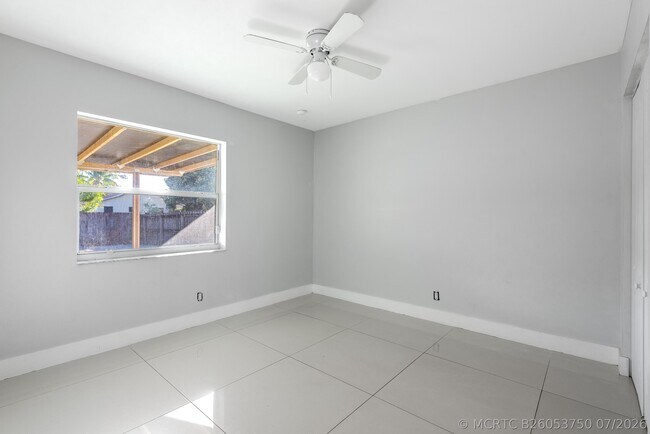 Building Photo - 220 Perry Ave