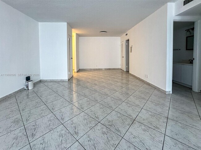 Building Photo - 9225 Collins Ave