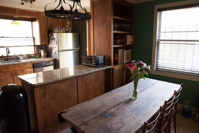 Building Photo - 2 Bed/ 1 Bath Cottage in East Nashville, Walking Distance to Riverside Village, Fenced Yard