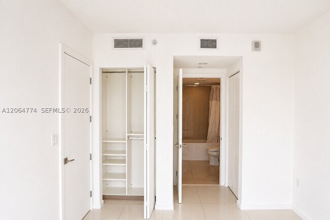 Building Photo - 5252 Paseo Blvd