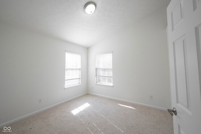 Building Photo - 9009 Mercer Dr