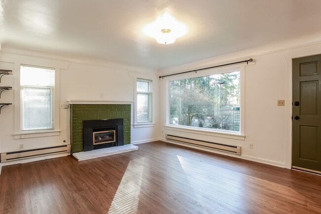 Building Photo - Charming 2 bed, 1 bath beautiful fir hardwood floors minutes to everything.