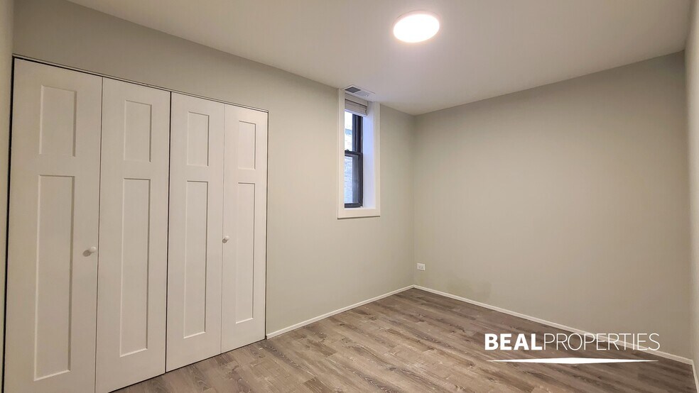 Building Photo - 604 W Surf St