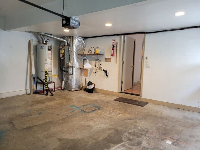 Building Photo - Updated House in NE Salem - Fenced Yard - Pet Friendly